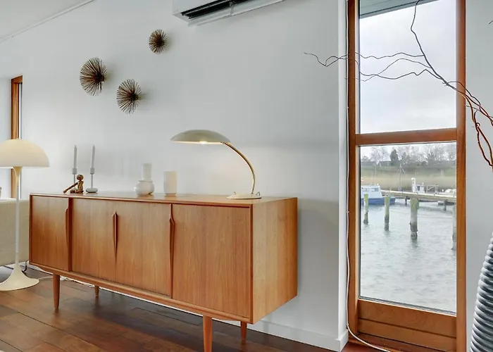 Πλωτό κατάλυμα Merkur 5*