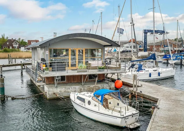 Πλωτό κατάλυμα Merkur 5*