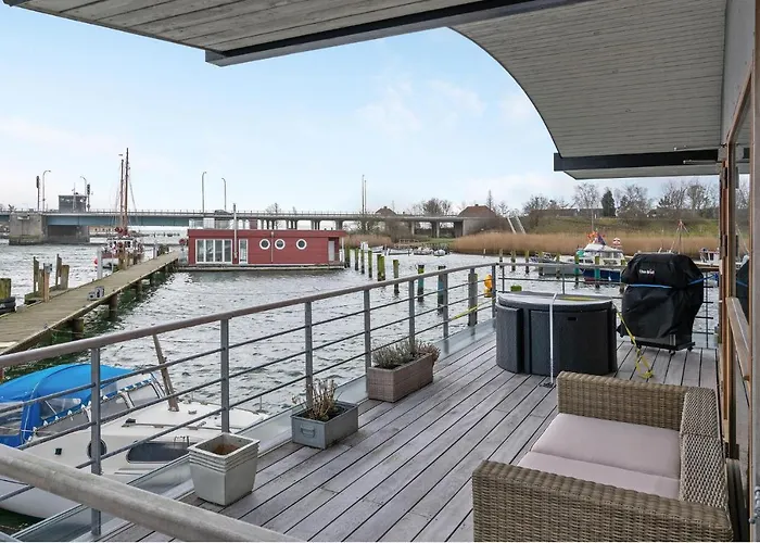 Πλωτό κατάλυμα Merkur