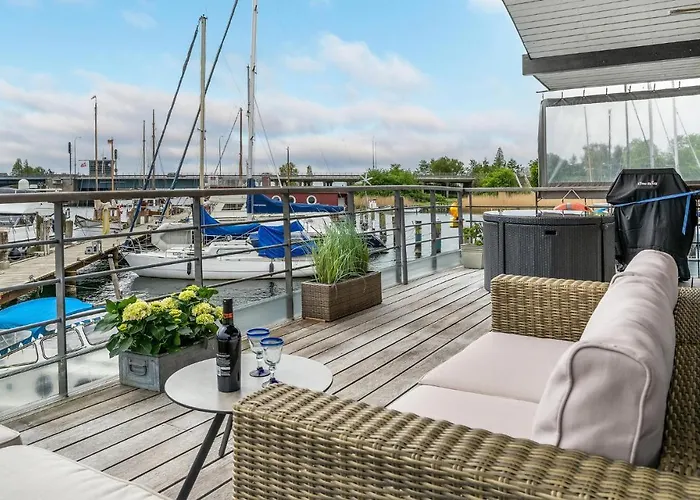 Πλωτό κατάλυμα Merkur 5*